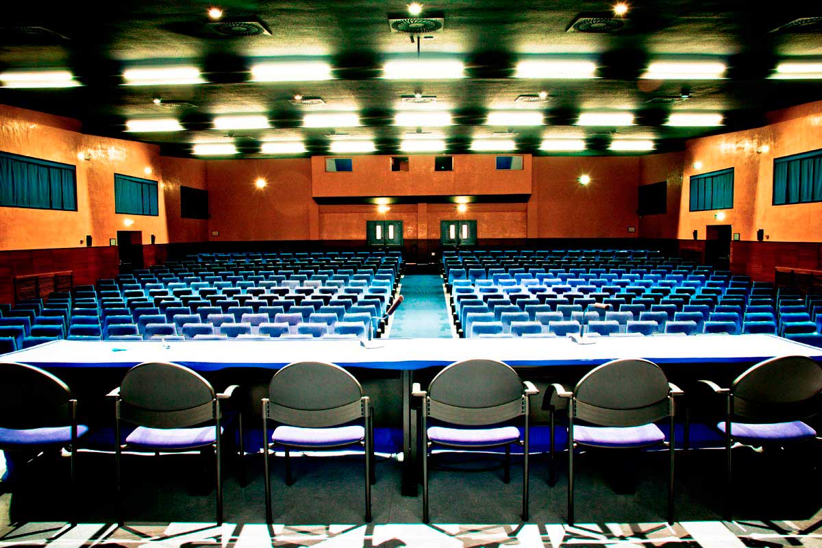 salon-actos-vista-mesa-ponencia